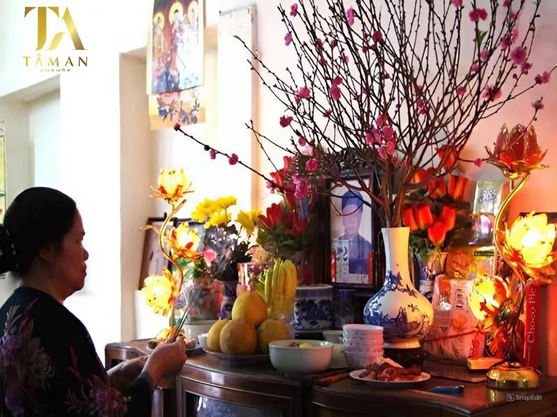 Bài văn khấn mẫu dùng để xin phép trước khi thực hiện bao sái bàn thờ gia tiên