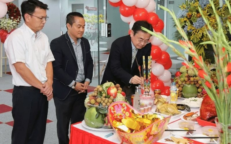 Bài văn khấn mùng 1 tháng 6 cho doanh nghiệp, cơ quan