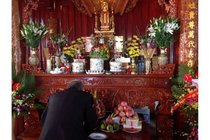 Ban Thần Tài được trang hoàng lộng lẫy với mâm ngũ quả, hoa tươi và trà thơm để đọc văn khấn Rằm tháng Giêng ban Thần Tài