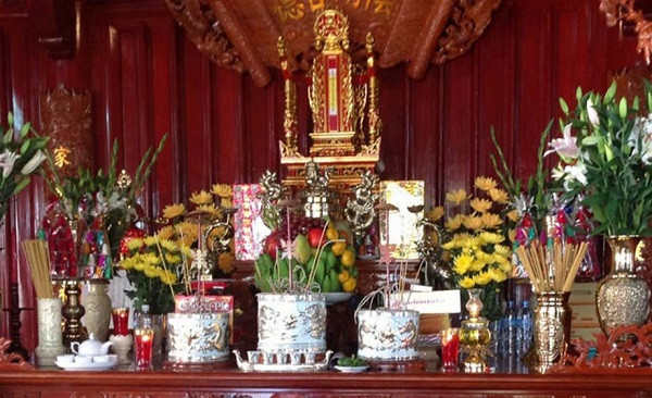 Bàn thờ cúng giỗ người chết trẻ được sắp đặt trang nghiêm