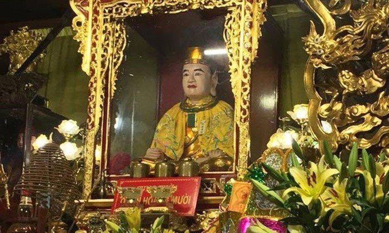 Bàn thờ cúng Ông Hoàng Mười với lễ vật trang trọng để thực hiện văn khấn