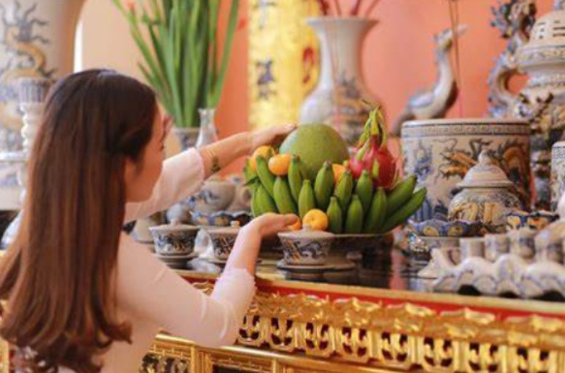 Bàn thờ gia tiên mới được sắp xếp gọn gàng, trang trọng sau khi hoàn tất nghi lễ