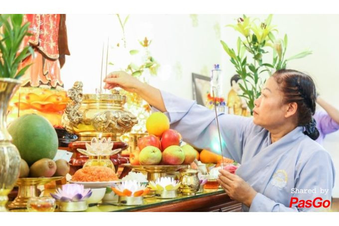 Bàn thờ gia tiên với đèn, hoa và trái cây được chuẩn bị chu đáo để đọc văn khấn Rằm tháng Giêng