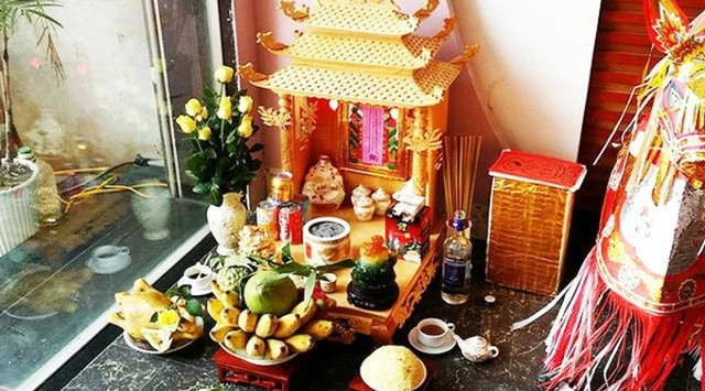 Bàn thờ gia tiên với lễ vật cúng Rằm tháng 8