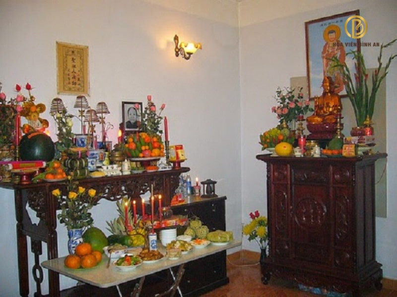 Bàn thờ gia tiên với mâm cơm cúng và đồ thờ trang trọng thể hiện lòng thành kính.