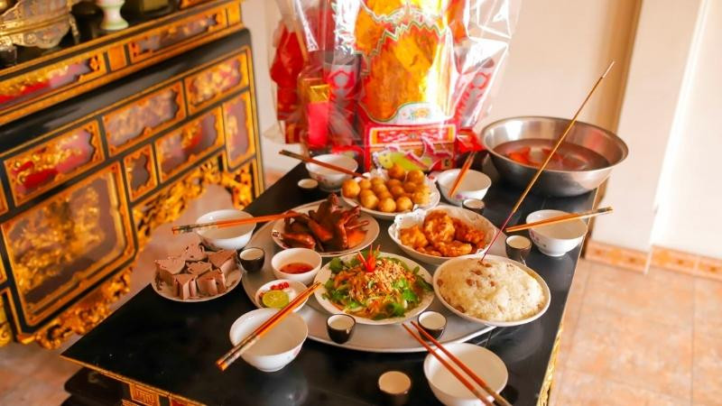 Bàn thờ Ông Táo trong gian bếp được giữ gìn sạch sẽ, thể hiện sự tôn kính