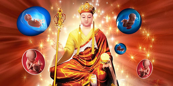 Bàn thờ Phật trang nghiêm với hương khói và hoa quả, nơi thực hiện văn khấn sám hối thai nhi tại nhà.