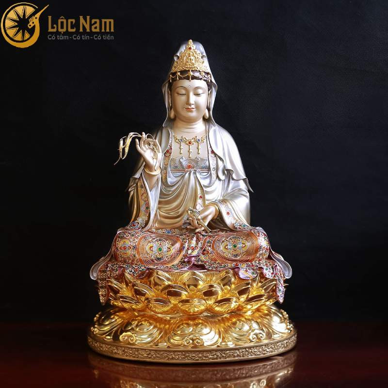 Bàn thờ Phật trang nghiêm với tượng mẹ Quan Âm Bồ Tát được đặt ở vị trí cao