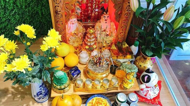 Bàn thờ Thần Tài đầy đủ lễ vật cho nghi thức thờ cúng