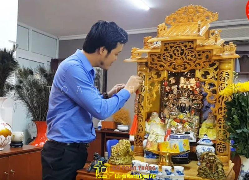 Bàn thờ Thần Tài Ông Địa được sắp xếp gọn gàng sau khi thực hiện nghi thức văn khấn rút chân nhang đúng cách