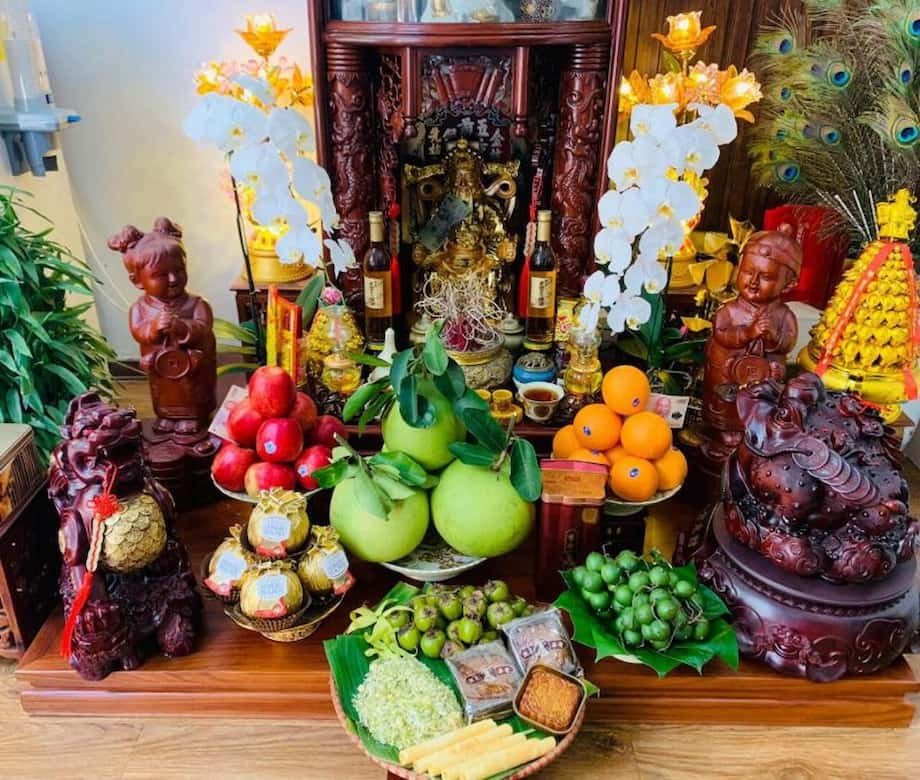 Bàn thờ Thần Tài Thổ Địa được trang trí tươm tất cho ngày Tết