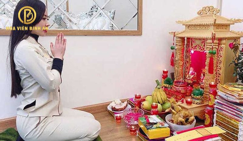 Bàn thờ Thần Tài với lễ vật và hương khói trong nghi lễ hóa vàng