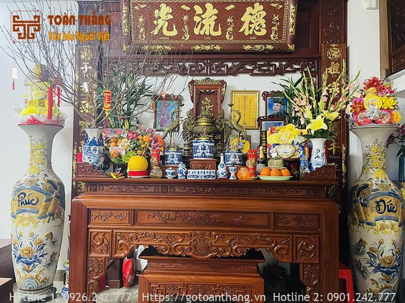 Bàn thờ trang trọng chuẩn bị cho bài văn khấn mùng 1 đầu tháng