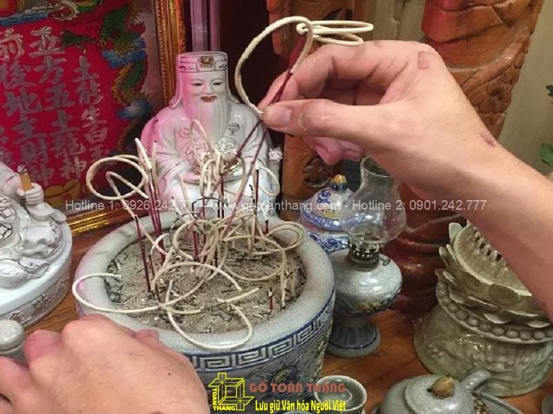 Bát hương đầy chân nhang cho thấy sự cần thiết của việc rút chân nhang để duy trì không gian thờ cúng thanh tịnh