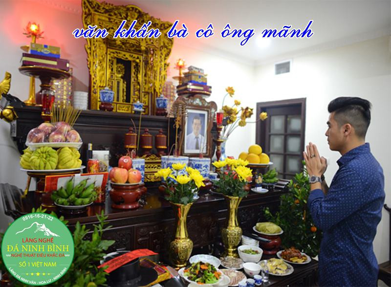 Bát nhang trên bàn thờ bà cô trẻ