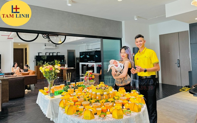 Bố mẹ cẩn thận chuẩn bị mâm cúng thôi nôi cho con
