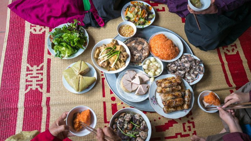 Các lễ vật cơ bản được bày trí cho mâm cúng văn khấn ngày mùng 3 Tết, thể hiện sự chuẩn bị chu đáo.