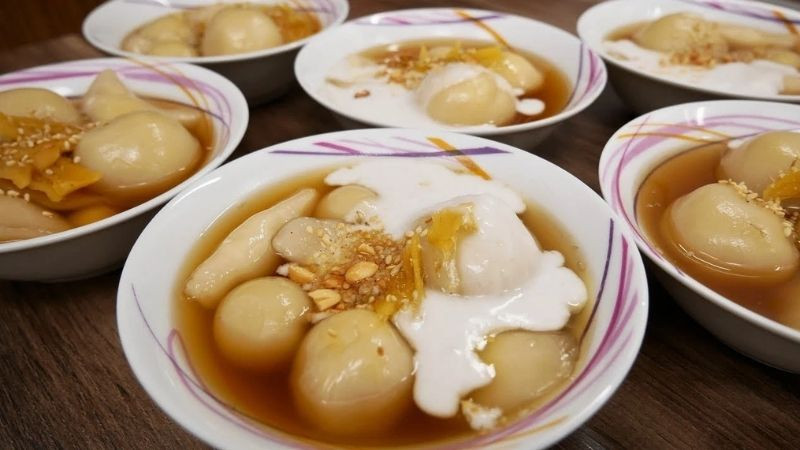 Chè trôi nước có mặt trong mâm cúng Tết Đoan Ngọ miền Nam, biểu tượng cho sự viên mãn và mong ước diệt sâu bọ