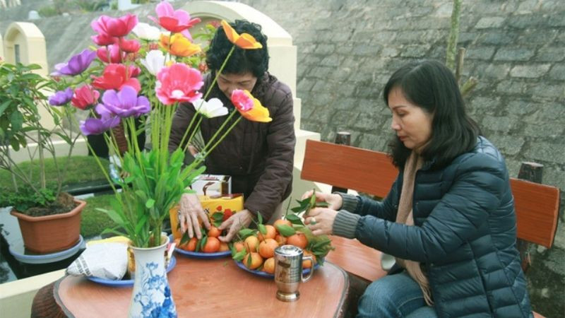 Chuẩn bị mâm cúng và thực hiện lễ tảo mộ Thanh Minh ngoài mộ