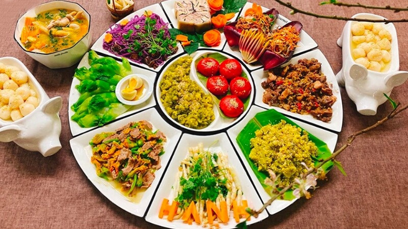 Gia chủ đang khấn vái trước bàn thờ tổ tiên vào ngày Rằm tháng Giêng, tập trung vào văn khấn