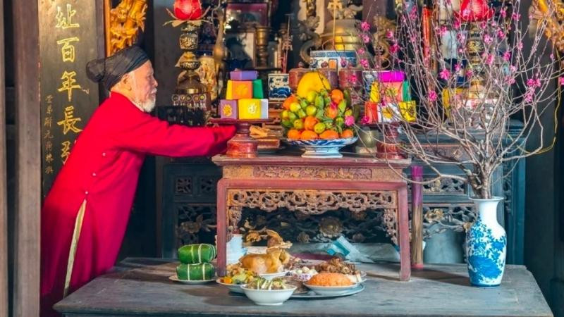 Gia chủ đang thực hiện nghi thức cúng bái quan trọng khi chuẩn bị văn khấn chuyển bàn thờ