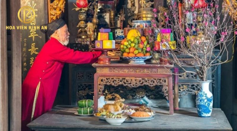 Gia chủ đọc văn khấn hóa vàng thần linh trước bàn thờ gia tiên