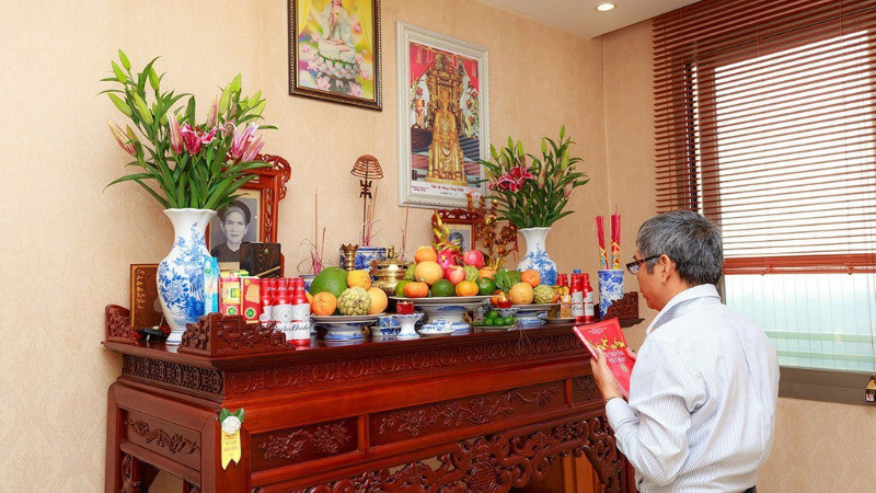 Gia chủ đọc văn khấn trước khi rút chân nhang, thể hiện sự thành kính và xin phép các vị thần linh, gia tiên