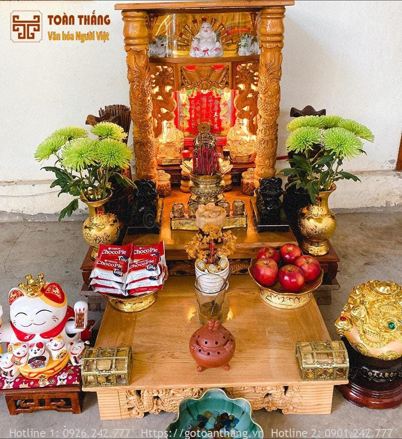 Gia chủ thành kính cúng Thổ Công mùng 1 với lễ vật chu đáo