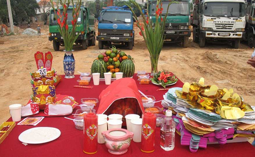 Gia chủ thành kính dâng lễ văn khấn cúng đất đầu năm