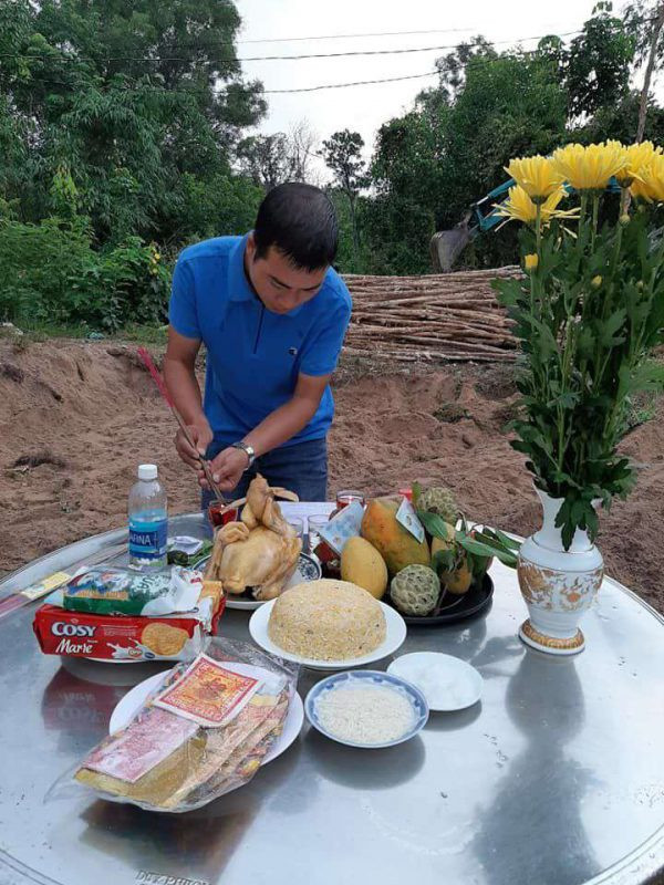 Gia chủ thành tâm chuẩn bị lễ cúng văn khấn động thổ sửa nhà, cầu an lành
