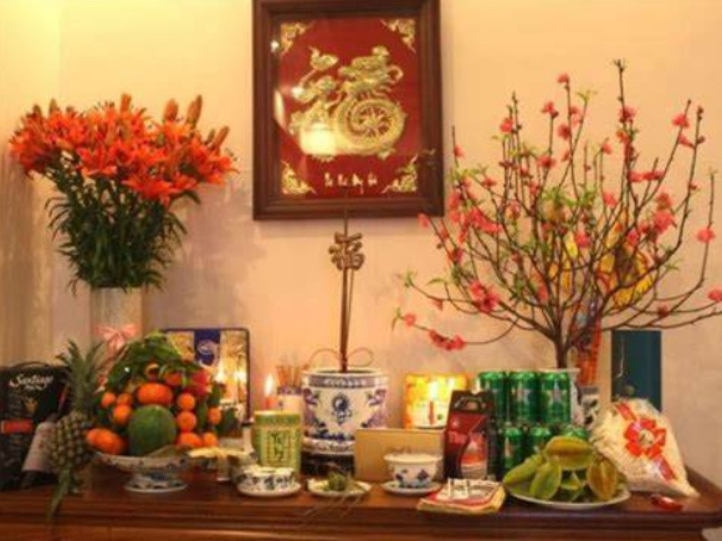 Gia chủ thành tâm đọc văn khấn chuyển bàn thờ mới về nhà để cầu bình an