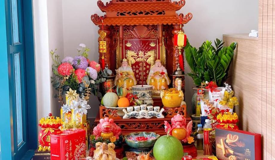 Gia chủ thành tâm đọc văn khấn Thần Tài 30 Tết
