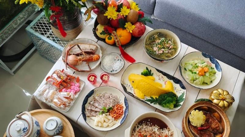 Gia chủ thành tâm khấn vái trước bàn thờ Ông Táo với bài văn khấn hàng ngày