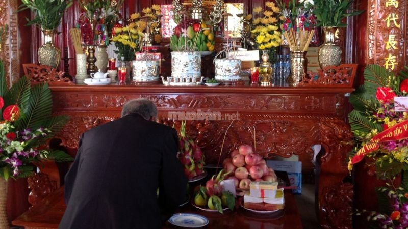 Gia chủ thành tâm lạy bái và đọc văn khấn Mẹ Diêu Trì tại nhà để cầu bình an