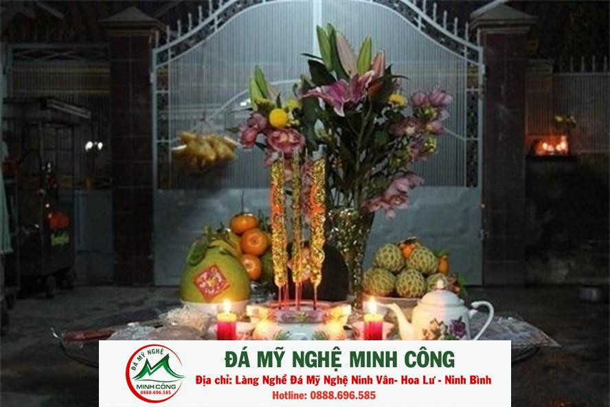 Gia chủ thành tâm thực hiện nghi lễ văn khấn cúng ngoài sân