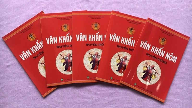 Gia chủ thành tâm thực hiện nghi lễ văn khấn Nôm ông Táo truyền thống.