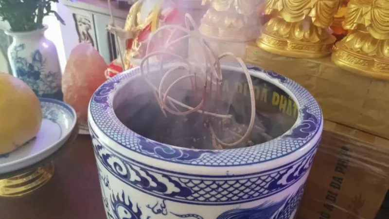 Gia chủ thành tâm thực hiện văn khấn bao sái bàn thờ để thể hiện lòng kính trọng và xin phép thần linh, gia tiên trước khi dọn dẹp