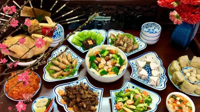 Gia chủ thành tâm thực hiện văn khấn cúng tất niên ngoài trời