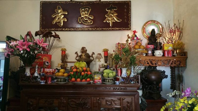 Gia chủ thực hiện văn khấn bao sái bàn thờ với tất cả lòng thành kính, cầu mong sự thanh tịnh cho không gian thờ cúng