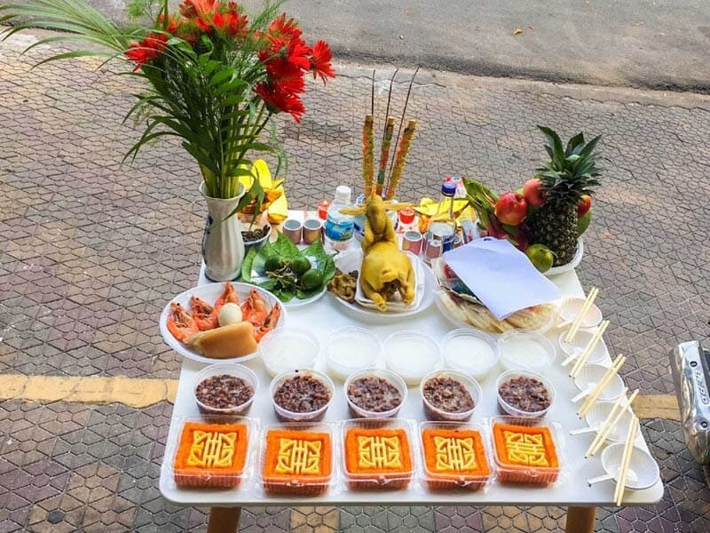Gia đình cầu nguyện trước bàn thờ tổ tiên khi thực hiện văn khấn di chuyển bàn thờ để sửa nhà