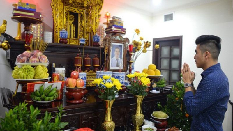 Gia đình chuẩn bị mâm cúng tất niên trong nhà