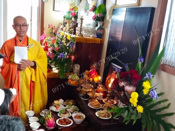 Gia đình chuẩn bị mâm lễ cúng 100 ngày cha mất