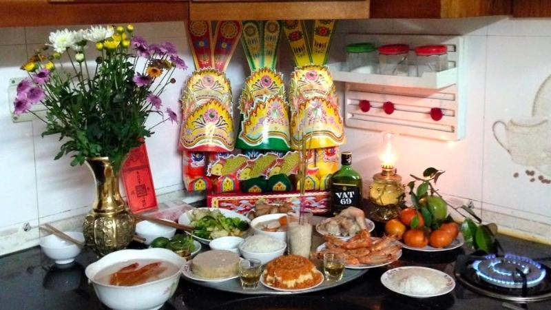 Gia đình quây quần bên mâm cúng Ông Táo cầu mong may mắn và bình an hàng ngày