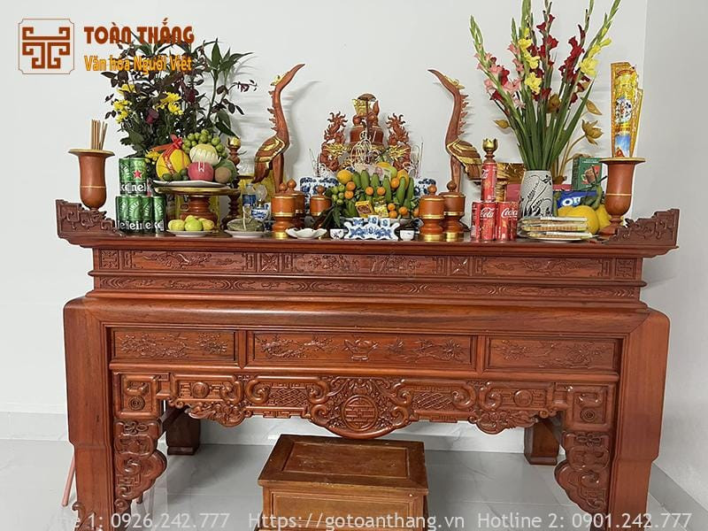 Gia đình quây quần thực hiện lễ cúng gia tiên mùng 1 hôm rằm