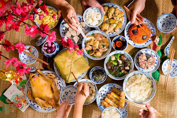 Gia đình sum vầy chuẩn bị lễ cúng đưa ông bà ngày 25 tháng chạp
