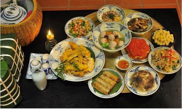 Gia đình sum vầy làm lễ cúng văn khấn tất niên cuối năm 2024 tại bàn thờ gia tiên