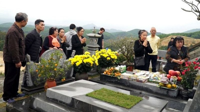 Gia đình thành tâm thực hiện nghi lễ tảo mộ cuối năm với tấm lòng hiếu thảo