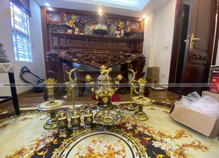Gia đình thắp hương thành kính trong lễ tạ 100 ngày bốc bát hương gia tiên