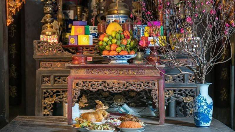 Gia đình thực hiện nghi lễ hóa vàng mùng 3 Tết, tiễn ông bà về cõi âm