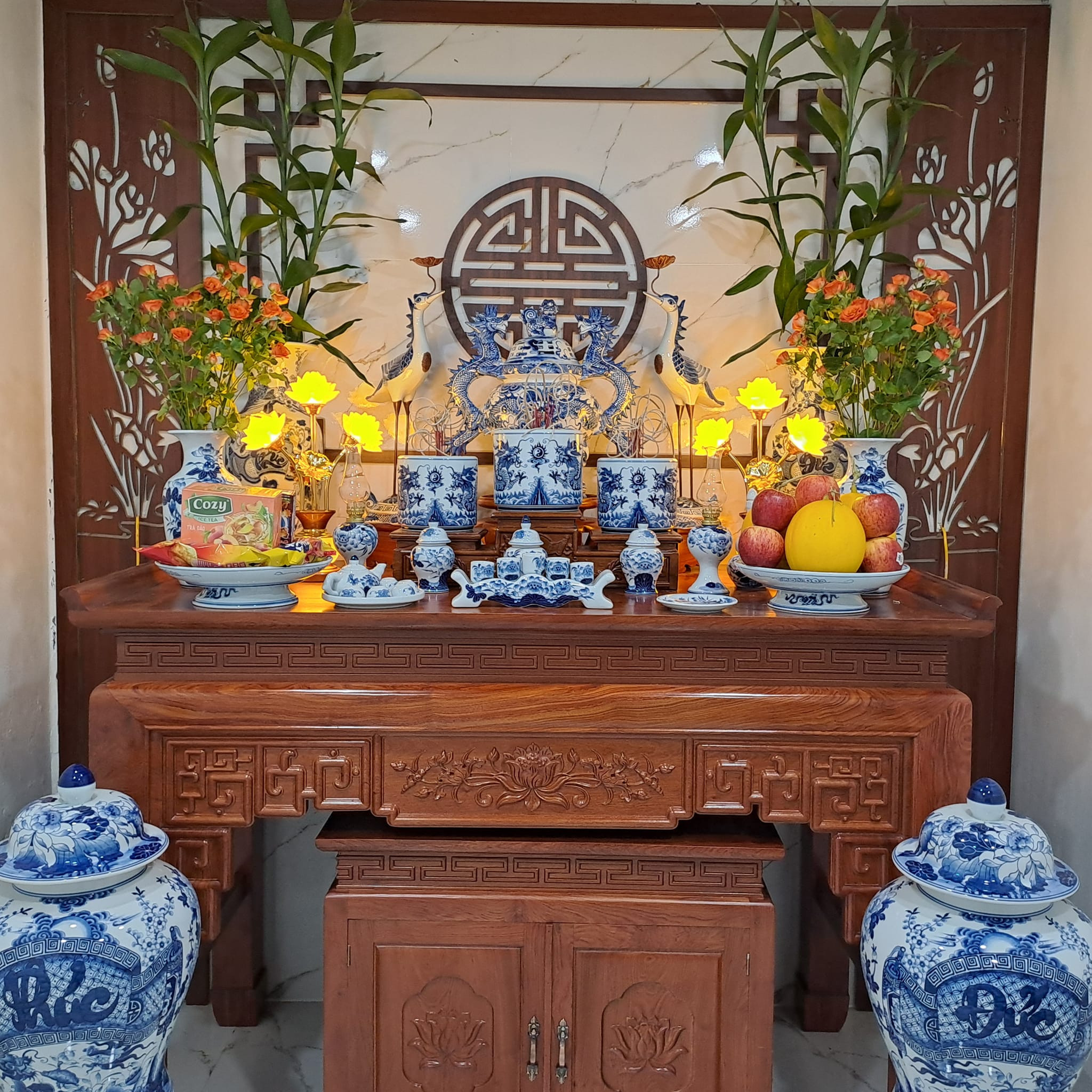 Gia đình thực hiện nghi thức văn khấn yên vị bát hương gia tiên